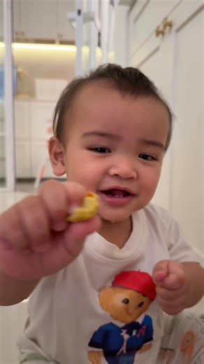 🕊Sonia Asyira Arman🕊 on Instagram: "#mamasoncooks episode 2 👩‍🍳🍠 VEGGIE TOTS!🥦🥕🍠 For 6m+ Ingredients: - veggies of choice (broccoli/carrots/sweetpotatoes) - plain flour / oat flour - seasoning (garlic powder) - olive oil - 1 egg - cheese (i forgot to add this in!) Recipe: 1) steam veggies til mashable 2) mix in mashed veggies with flour, egg, seasoning 3) add in flour til dough isn’t too sticky, drizzle olive oil if it gets messy! 4) mould into tater tots bites manually 5) bake in prehea