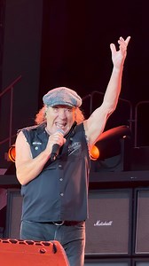 Brian danse et s’amuse sur « Stiff Upper Lip » 🔥🤣 J’aime tellement la bonne énergie que Brian dégage et nous transmet sur scène 🤩 Il est toujours hyper heureux, il s’amuse, nous fait ses petites danse 😍 Bref, on voit qu’il prend du plaisir à être la pour nous 🙏🏼 C’est différent et spontané à chaque concert et je m’en lasserai jamais ! C’est vraiment magnifique à voir 🤩 C’est une des raisons qui explique que je pourrais les voir de nombreuses fois sans jamais me lasser 🙏🏼 Aucun autre gro