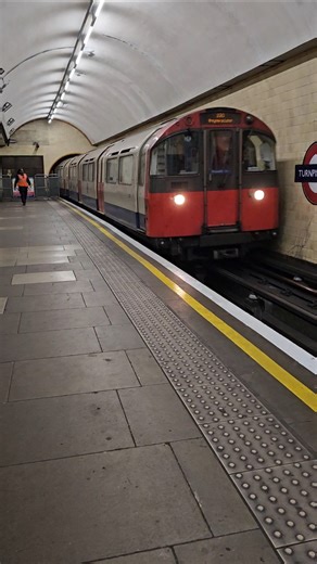 Underground trian. Nostalgia. #shortvideo #shorts #viral #viralvideo 🚝🚈🏴󠁧󠁢󠁥󠁮󠁧󠁿🇧🇩