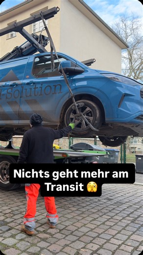 Daniel Hermani on Instagram: "Auto über Nacht geladen und keine Reaktion. Fremdstart am Morgen, ebenfalls nichts… So viel zum perfekten Start im Jahr 😂 Wie es ausgeht, seht ihr im YouTube-Video! #erstertag #montag #reallife #autopanne #kaltstart @tobias.lehmann.121 @daniel_hermani @forddeutschland"