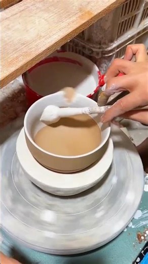 Proses sederhana mewarnai hiasan dari tanah liat #shorts