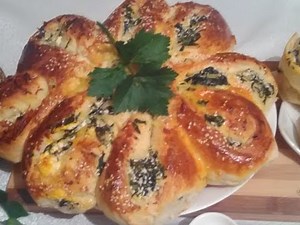 Pogaca i kifli so spanac urda .//Bread and rolls are spinach and curd.