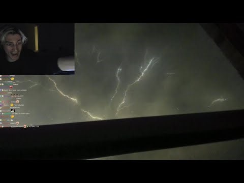 xQc catches an insane lightning on camera