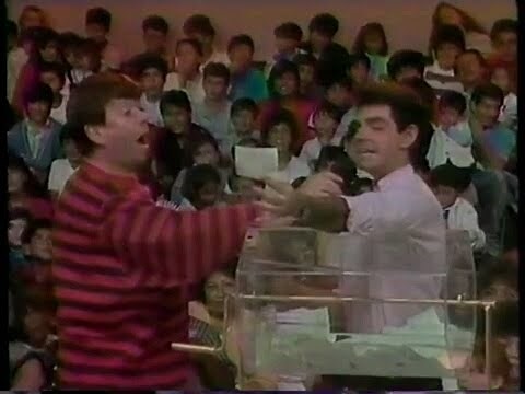 Chabelo se agarra de su puerquito a Eugenio Derbez