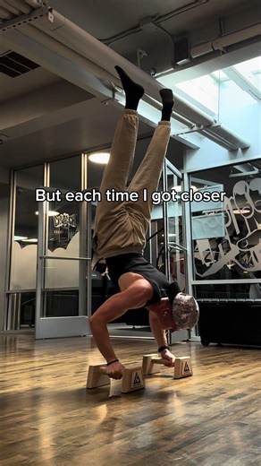 My first straddle 90 degree handstand pushup! #calisthenicsjourney