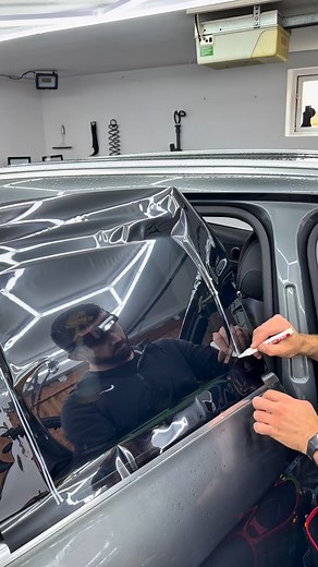 Seiten Scheiben Tönung #scheibentönung #tint #solarscreen #carlovers #scorpionhub | Scorpion Hub | Facebook