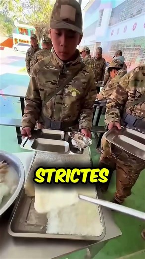 La file de midi et l’inquiétude du petit soldat 🍚😟