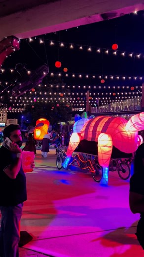 We are LIVE from the ALL-NEW Pumpkin Parade! Enjoy music, dancing, light up floats, and so much more with all of your favorite fairytale characters! Don’t miss this must-see event at Pumpkin Festival! 🎃 | Stone Mountain Park