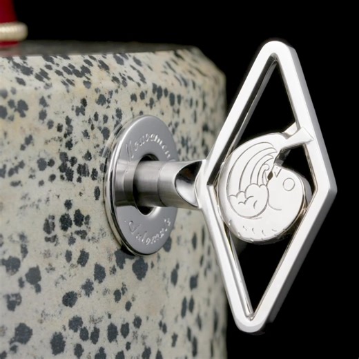 A spellbinding spectacle 🐦 Dive into an enchanted decor with the Apparition des Baies automaton. To the rhythm of a dulcet melody, a poetic scene is set in motion. Like a delicate blooming, the bouquet's gradual opening reveals the fluttering wings of a precious bird. https://bit.ly/4hWz5k1 #VCAApparitiondesBaies #VCAExtraordinaryObjects #VanCleefArpels | Van Cleef & Arpels