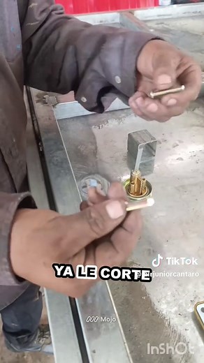 Instalación de Chapa en Puerta de Metal