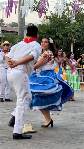 Zapatéale bonito 👏 Bailando el Panadero / Sones y Chilenas de Putla / Guelaguetza #putla #oaxaca #Oaxacasus8regiones #oaxacacity #SierraSur #oaxacatravel #oaxacamexico | Callejeando Mx