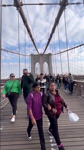 Walking the Iconic Brooklyn Bridge 🌉 NYC