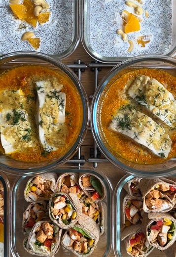 Posiłki na cały dzień na dwa dni 🥰 Gotowe, policzone i do ogarnięcia bez spiny. To tylko przykładowy dzień jedzenia — każdy z nas ma inne potrzeby, więc traktuj to jako inspirację, nie sztywny schemat 💪 ✨ Śniadanie: pudding chia z pomarańczą 👉 Porcja: 637 kcal | B: 29 g | T: 25 g | W: 81 g Składniki (na 2 porcje): ➡️ 6 łyżek nasion chia ➡️ 300 ml mleka (krowie 2%) ➡️ 200 g skyru naturalnego ➡️ 3 pomarańcze ➡️ 4 łyżeczki syropu klonowego ➡️ 50 g nerkowców Przygotowanie: Do słoiczków lub pojemn