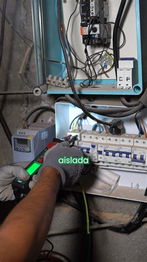 ¿12V, 24V o 48V? 🤔 Elegir mal la tensión de tu sistema fotovoltaico puede salirte muy caro en cables y eficiencia. Aquí te damos la guía rápida para no fallar: 🔹 12V: Ideal para sistemas pequeños (Campers, furgonetas o casetas). Máximo 1000W de potencia y consumos bajos (luces LED, neveras portátiles). 🔹 24V: El punto medio perfecto para casas de campo o fin de semana. Soporta hasta 3000W y electrodomésticos estándar. 🔹 48V: La reina del autoconsumo residencial. 🏠 Es la más eficiente, escal