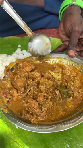 சண்டே ஸ்பெஷல் 😋தலவாழ இலை போட்டாச்சி🥳செங்கல்பட்டு அரசி சோறு இறைச்சி உள்ளி கூட்டு 😋முட்டை 😋 #food