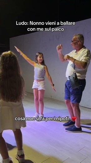 Ludo Convince il Nonno a Ballare sul Palco con Lei ♥️ #auroraeludovica