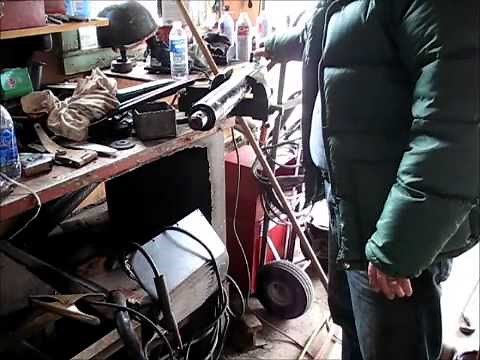 The wrong way to dismantle a hydraulic cylinder