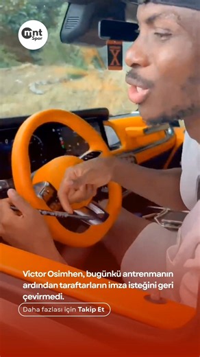 Victor Osimhen, bugünkü antrenmanın ardından taraftarların imza isteğini geri çevirmedi.
