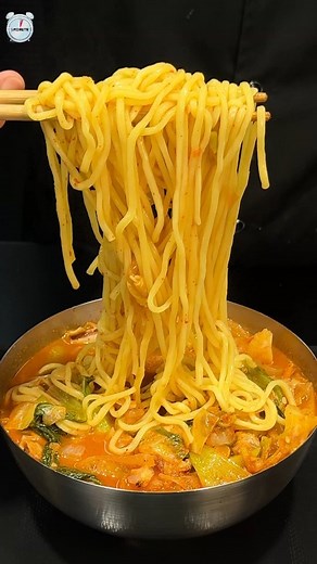 뚝딱이형 on Instagram: "절대 광고 아닙니다. 이거 하나 있으면 짬뽕, 부대찌개, 김치찌개, 순두부찌개 등 전골류 끓이기 정말 좋습니다. 짬뽕 다시의 주성분은 치킨스톡과 돈골분말입니다. 다만 약간의 설탕이 첨가되어 있어 조금씩 맛을 보면서 사용하시는 걸 추천드립니다. 시청해 주셔서 감사합니다. #짬뽕다시 #짬뽕 #레시피 #1분요리뚝딱이형"