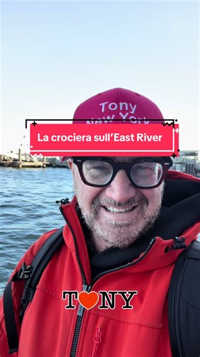 La crociera più bella di New York costa meno di 5 dollari! 🗽🚢 Sì, hai letto bene. Lascia stare i tour super costosi e turistici. Se vuoi vedere lo skyline della Grande Mela da una prospettiva unica, sali a bordo dell’NYC Ferry! Con soli 4,50 $ ti assicuri un posto sul ponte superiore del traghetto di linea che attraversa l'East River. Passerai sotto i ponti di Brooklyn e Manhattan proprio mentre i grattacieli iniziano a illuminarsi. Un'esperienza magica che da sola vale il viaggio. ✨ Vuoi scop