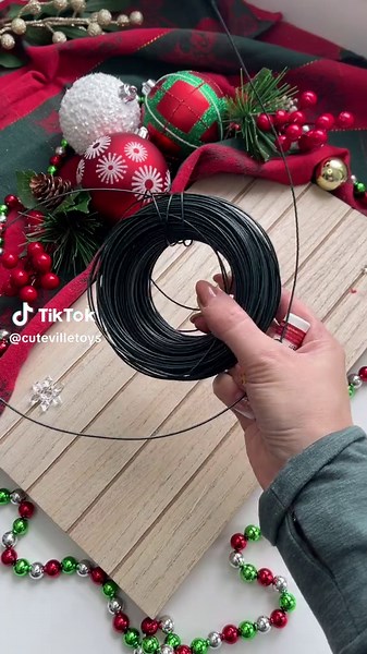 I only had green wire, so the glasses ended up being for the Grinch. They make him even cuter 🥰. #cutevilletoys #crochettoys #crochetgrinch #crochetcreations