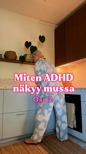 Essi Hellén on Instagram: "Miten ADHD näkyy mussa - osa 2💘 Luulin kuvanneeni tähän vielä yhden klipin, jossa esitän ”auktoriteettiongelmaa”, mutta sitä on ehkä vähän kompleksista kuvata itekseen?😅 Haasteet auktoriteettien kanssa on kyllä ollut aika hallitseva piirre mussa pienestä pitäen… Toisaalta taitaa olla vähän sukuvikakin, kun katsoo omaa äitiäni ja tytärtäni🙈💁🏼‍♀️Auktoriteetti pitää musta ansaita, ja olen aina vastustanut vallankäyttöä epäoikeudenmukaisesti vaikkapa luokkahuoneessa. 