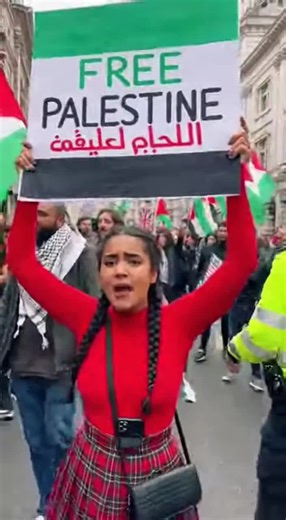 Today Protest In London🇵🇸 Brave Lady💪Stop Scrolling – Palestine Needs You 🇵🇸” Free Palestine🇵🇸 Need Your Support💔 🔥 The world is standing for Palestine 🌍✊ This is history in the making! 🏟️🇵🇸 #FreePalestine #StandWithPalestine #FromTheRiverToTheSea #TikTokTrend #ViralVideo Free Palestine 🇵🇸