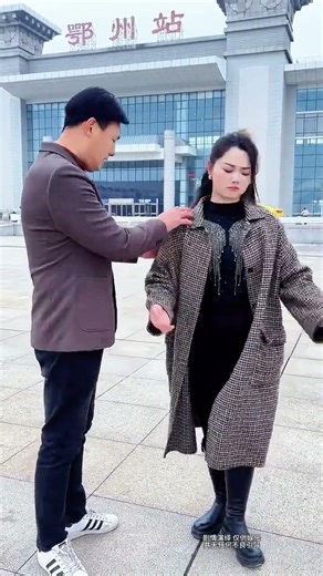 广场偶遇邻居，温馨故事