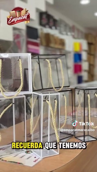 Carteras PVC y Acetato con Asa, Cordon, Borde . Regala un Toque elegante, resistente y unico para esos detalles especiales . Todo En Envases Desechables Para su Negocio U Hogar ! . Atención Telemática WhatsApp 0424-6315360 Chat Directo de nuestro Instagram @empacat.maracaibo . Pagina Web: www.empacat.com . Horario Corrido: Lunes a Viernes desde 8:30 am hasta 5:00 pm Sábado desde 10:00 am hasta 4:00 pm #empacat #carteraacetato #carterapvc