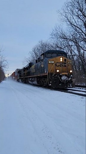CSX stack train I104 flies through the snow with old AC4400 #435 trailing! 13026 #shorts #signal