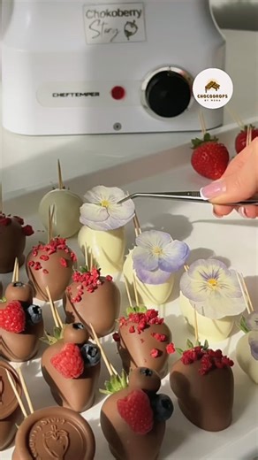 Choco Drops By Mona on Instagram: "🎀 Strawberries in chocolate is when the taste becomes a visual & the visual becomes an emotion 🎀 🎀 Perfect for : 🎁 Wedding gift 🪔 Diwali 👣 Baby announcement 🎂 Birthdays 🌲 Christmas celebration ✨ Any moment you love to make sweeter 🎀 📲 DM me for your personalized chocolate bar #personalizedchocolatebar #customizedchocolatebar #personalizedgift #chocolateasmr #chocolateasmr"