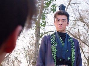 ✨One look from him was enough to kill everyone who had hurt Cinderella. ✨他一个眼神就秒杀了所有伤害灰姑娘的人 📍📺Drama：An Out-of-this-World Romance 🤗Welcome to click and watch🙆‍♂ #国师大人凶且甜 #AnOutofthisWorldRomance #Chinesedrama #hotdrama | 怦怦甜剧营