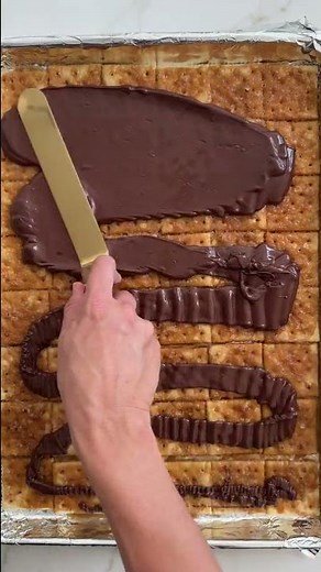 How to Make Christmas Saltine Cracker Toffee