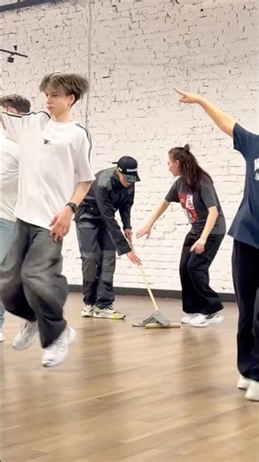 CLEANER DANCER PRANK 😂🧹