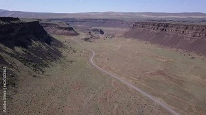 Flat bottomed Moses Coulee was formed by ice age floods in Washington