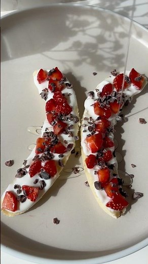 *SATISFYING* BREAKFAST BANANA SPLIT! #asmr #asmrsounds #satisfying #banana #recipe #breakfast