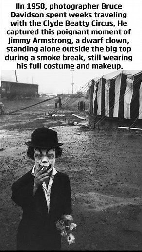 The Quiet Solitude of a Circus Clown in 1958 🎪