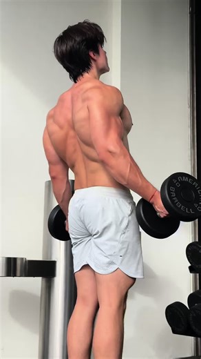 Si entrenas solo para verte bien, te estás perdiendo lo más importante. Fuerza cardio no solo cambian tu cuerpo: aceleran tu metabolismo, aumentan tu energía diaria y mejoran tu enfoque al estimular el cerebro a crear y conectar neuronas. Entrena para rendir mejor en la vida, no solo en el espejo. #claridadmental