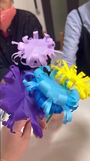 本日折り紙で彼岸花をつくりました☺️固定概念なく好きな色でカラフルに可愛い✨ #レクリエーション #レク #折り紙 #和歌山介護 #shorts #short