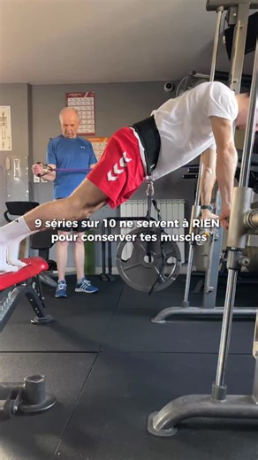 Lucas Quinio on Instagram: "L’obsession du « toujours plus » est ton pire ennemi. 🛑 On nous a vendu l’idée que si on ne s’arrache pas 5 jours par semaine, tout va disparaître. Résultat ? Tu finis par culpabiliser dès que tu rates une séance, ou pire, tu abandonnes tout dès que ton emploi du temps se resserre. La réalité scientifique est bien plus relaxante : 🧬 La règle du 1/9 Une étude marquante (Bickel et al.) a prouvé que chez des sujets jeunes, on peut maintenir ses gains de force et de vol