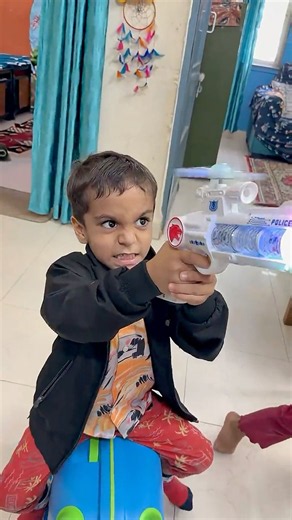 Akku ne Mummy par chalayi toy gun 😳😂