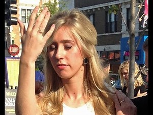 World's Fastest Hypnotist Sean Michael Andrews - Street Hypnosis With A "Light" Subject