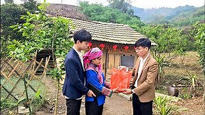 Surprise: 16-year-old girl reunites with man who helped her and homeless. | MT Network