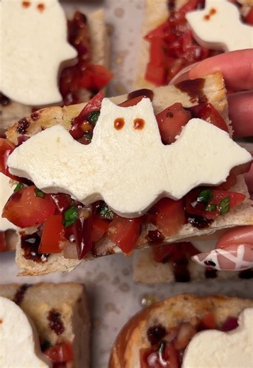 BOOschetta is such a fun and easy Halloween appetizer! 👻🍅🥖 #halloweenappetizers #halloweenpartyfood #halloweenrecipes #halloweenfood #spookyfood