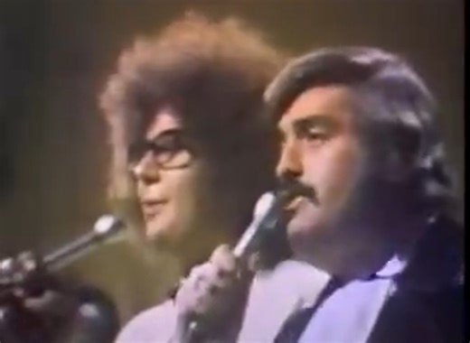 The Turtles – Elenore...🎧 Watch full this song: https://topgoldenoldies.dohimusic96.com/the-turtles-elenore/?utm_source=facebook&utm_medium=hreel&utm_campaign=topgoldenoldies | Top Golden Oldies