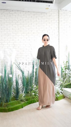 Grey Two-tone High Neck Pleated Maxi Dress Product code: 250605GY56 Price: 1,790 THB Product size: S – B36” L53” S14.5” M – B39” L54” S15.5” Fabric: Pleat�Color: เทา น้ำตาล Detail: อยากจะมีอะไรแกรนด์ๆมาเสิร์ฟช่วงครบรอบ15ปี ชุดนี้ตอบโจทย์มากๆ เป็นเดรสที่มีความเป็น signature ของPPนั่นก้อคือการmixผ้า เป็นMaxi Dressพลีทคอตั้งที่ถูกelevateให้เรียบหรูดูแพง ใส่สบาย ซิปหลังนะคะ (สัดส่วนนางแบบ: 31-26-36 : 163cm : ใส่size S) Order at: Official Line ID - @PPandFamily FB inbox - PPandFamily | PPandFamily