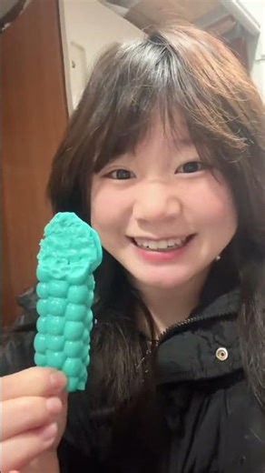 It's very delicious and very durable. Hehe. Chew Chew Le. The female college student in the dorm