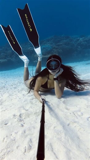 Annie Lee on Instagram: "Life gets noisy. Better underwater. 🌊 📷🧜🏽‍♀️ @__anniebaby Diving gear @ummy_freediving #diving #프리다이빙 #ダイビング #海が好き"
