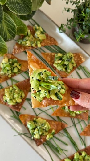 Avocado cucumber wonton crisps✨ My debut cookbook Maxi’s Kitchen is available for pre-order now. Link in bio 🤍. Wonton Crisps:▪️~1 Cup Peanut Oil (or other neutral frying oil)▪️8 Wonton Skins, cut in half along the diagonal▪️Kosher Salt▪️ Avocado Cucumber Salad:▪️1 Small Persian Cucumber, diced small (3 oz)▪️1 Medium Avocado, diced small (6 oz)▪️1 Scallion, sliced▪️1 tsp Soy Sauce▪️1 tsp Rice Vinegar▪️1 tsp Toasted Sesame Oil▪️1 tsp Sesame Seeds▪️1 Pinch Salt▪️ Serving:▪️Chives, for garnish (op