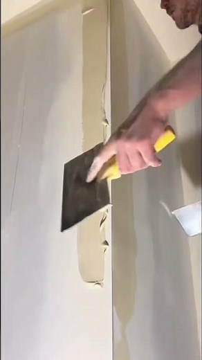 How to apply putty on drywall with 2hand tools